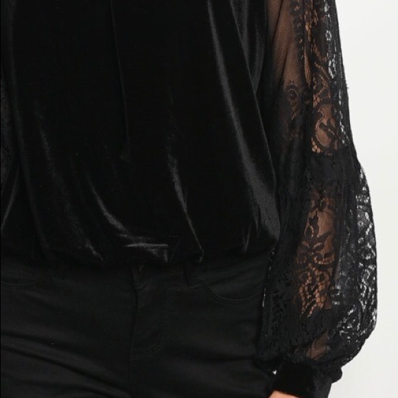 LAST1️⃣//BEAUTIFUL BLACK VELVET LACE TOP - Picture 4 of 4